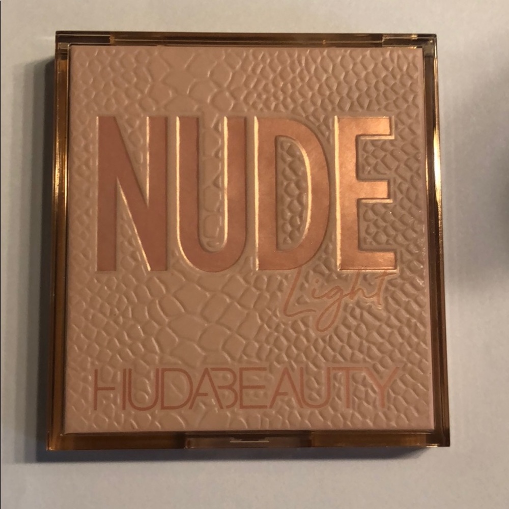 Huda beauty nude light palette